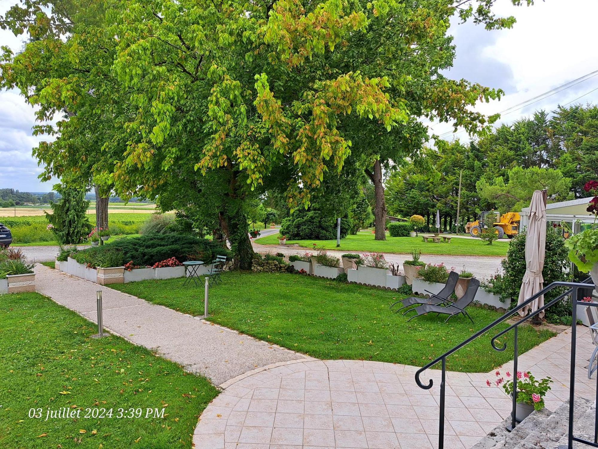 La Metairie Au Milieu Des Vignes Apartment Réaux Exterior foto
