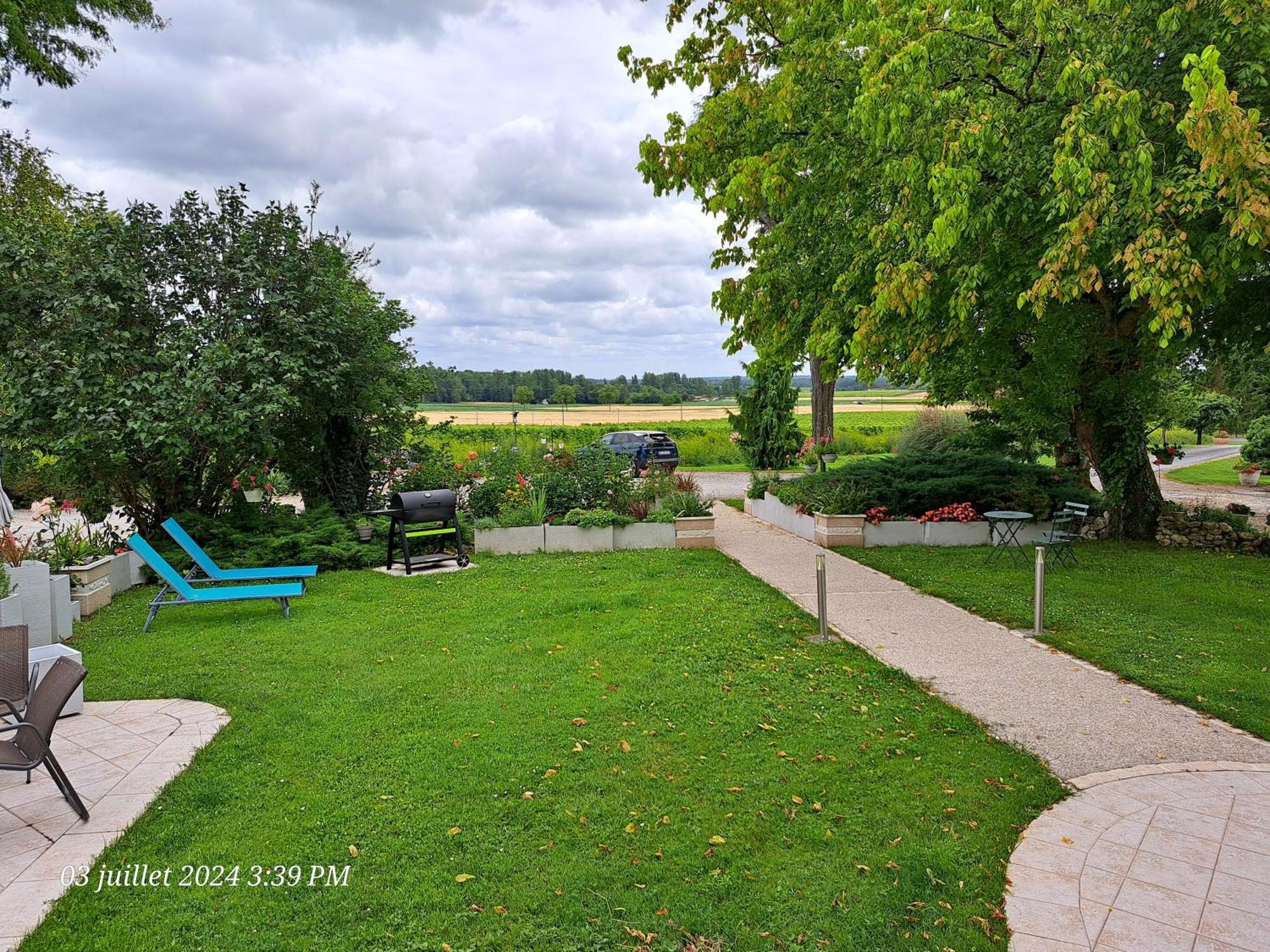 La Metairie Au Milieu Des Vignes Apartment Réaux Exterior foto