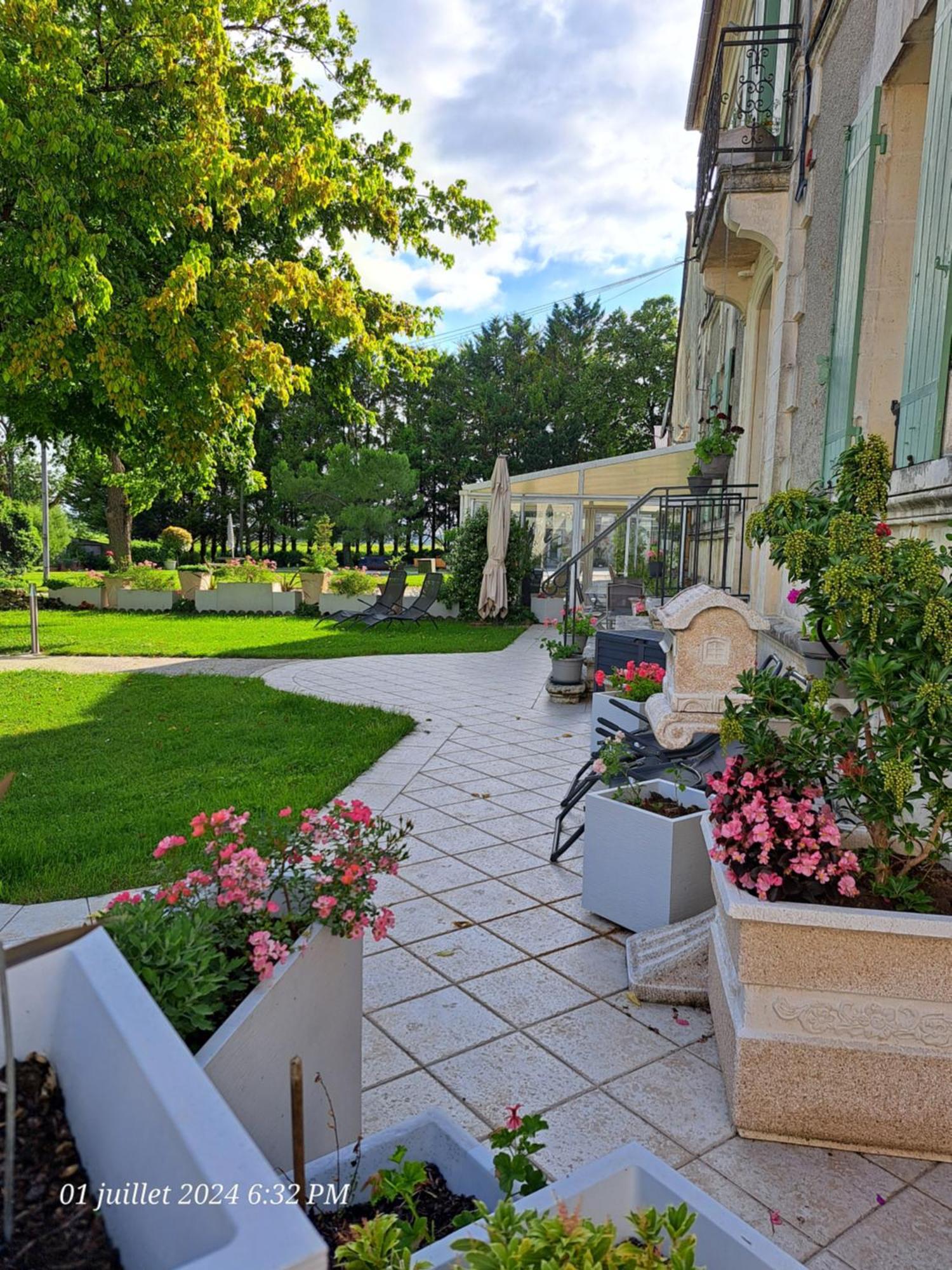 La Metairie Au Milieu Des Vignes Apartment Réaux Exterior foto