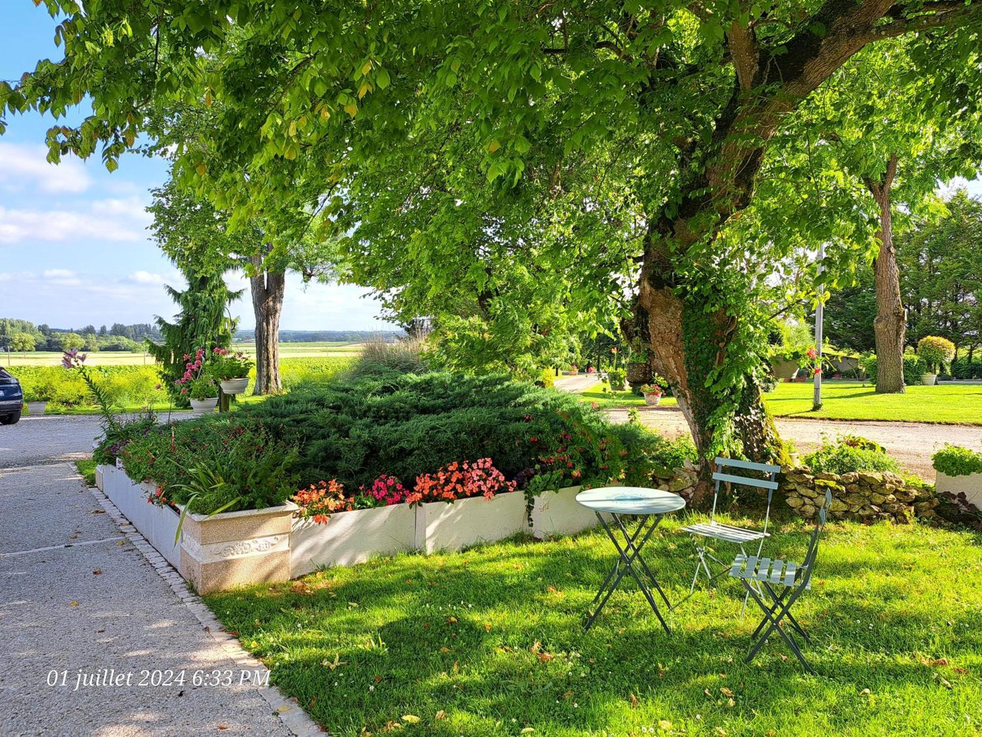 La Metairie Au Milieu Des Vignes Apartment Réaux Exterior foto